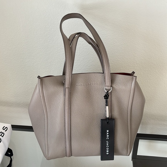 Marc Jacobs Handbags - Gorgeous Marc Jacob’s leather tote - The Tag 27 in cement color